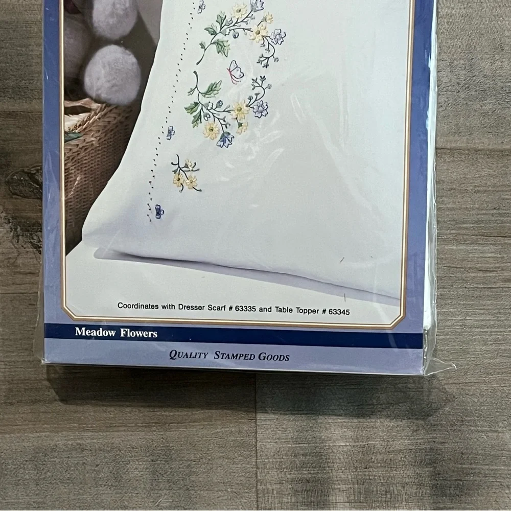 NWT Bucilla Special Edition Stamped Embroidery Flowers Pillowcase Pair & Floss